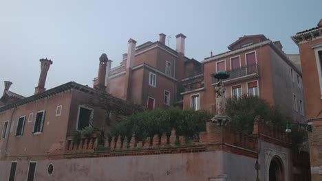 Gebäude-Im-Venezianischen-Stil:-Schornsteine-Und-Terrakotta-Farbtöne