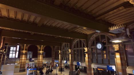 Amsterdamer-Hauptbahnhof-Haupthalle-Neigung-Nach-Unten-Auf-Menge-Zeichen-Und-Uhr-Totale-Weite-Aufnahme