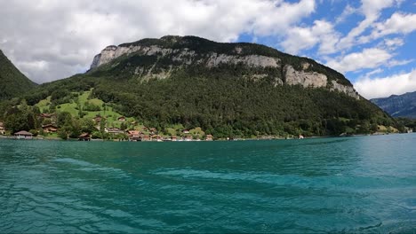 Bootsfahrt-Entlang-Von-Gebäuden,-Kirchen-Und-Städten-In-Der-Schweiz