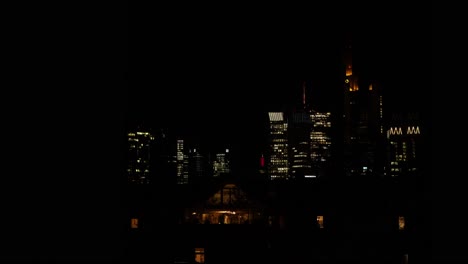 Nächtliche-Skyline-Von-Frankfurt-Mit-Beleuchteten-Gebäuden,-Zeitraffer