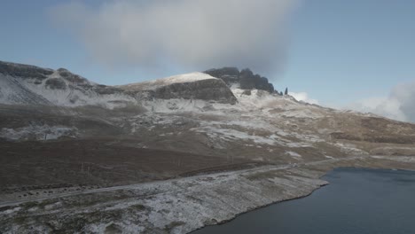 Las-Montañas-Nevadas-De-Quiraing-En-Skye-Junto-A-La-Cascada-Del-Velo-De-La-Novia,-Escocia,-Vista-Aérea