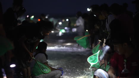 Tradición-De-Gente-Atrapando-Gusanos-Marinos-Por-La-Noche,-Festival-Bau-Nyale-En-Lombok-Indonesia