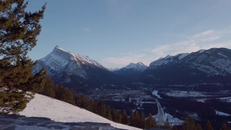 Las-Montañas-Bow-Valley-Vista-Invernal-Se-Acercaron-Al-Centro-De-Banff,-Alberta,-Canadá