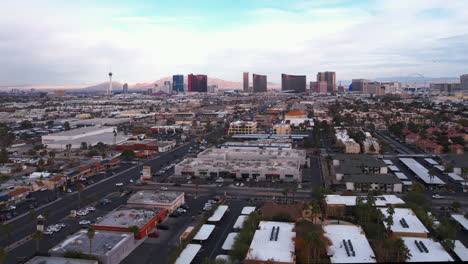 Edificios-De-Las-Vegas-Boulevard-Strip,-Vista-Aérea-De-Hoteles-Y-Casinos-Del-Barrio-Oeste,-Disparo-De-Drone,-Nevada,-EE.UU.