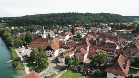 Luftaufnahme-Einer-Kleinen-Mittelalterlichen-Stadt-Neben-Dem-Fluss-Aare