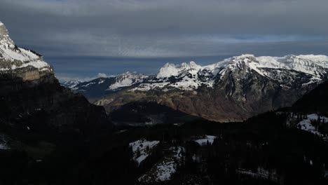 Klöntalersee-Suiza-Sol-Iluminando-Los-Picos-De-Las-Montañas-En-Una-Increíble-Vista-Aérea-De-Los-Alpes
