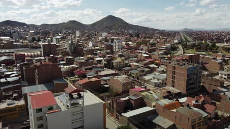 Luftüberführung-über-Die-Dächer-Der-Gebäude-In-Der-Altiplano-Stadt-Oruro,-Bolivien