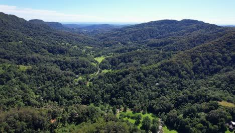 Paisaje-Natural-Con-Exuberante-Selva-Tropical-En-El-Valle-De-Currumbin,-Queensland,-Australia---Toma-Aérea