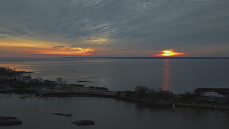 Ein-Zeitraffer-Der-Luftaufnahme-über-Dem-Five-Islands-Park-In-New-Rochelle,-NY-Bei-Sonnenaufgang