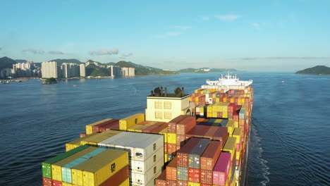 Ein-Großes-Containerschiff,-Das-An-Einem-Klaren-Tag-An-Der-Südseite-Von-Hong-Kong-Island-Vorbeifährt