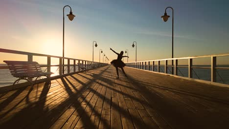 Bailarina-De-Ballet-Practicando-En-El-Muelle-De-La-Playa-Al-Amanecer