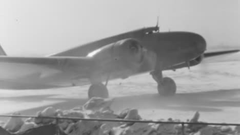 Flugzeug-Bereitet-Sich-Auf-Den-Start-Auf-Einer-Vereisten-Schotterpiste-Während-Des-Tages-In-Den-1930er-Jahren-Vor