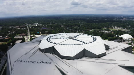 Aufsteigende-Luftaufnahmen-Eines-Riesigen-Logos-Auf-Dem-Dach-Des-Modernen-Mercedes-Benz-Stadions