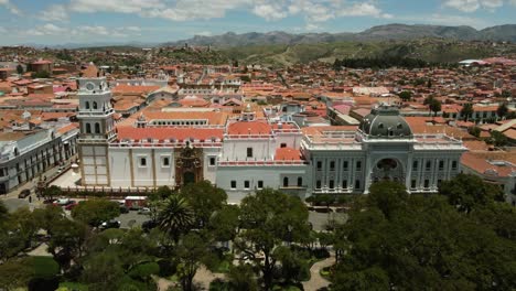 Luftaufnahmen-Der-Basilika-Geben-Den-Blick-Auf-Die-Plaza-Vom-25.-Mai-In-Sucre,-Bolivien-Frei