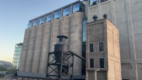 Ein-Einzigartiger-Kamerawinkel-Auf-Das-Berühmte-Silo-Hotel-An-Der-Prestigeträchtigen-Uferpromenade-Von-Kapstadt