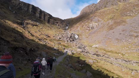 Los-Senderistas-En-El-Sendero-Al-Hermoso-Paraje-Mahon-Falls-Montañas-Comeragh-Waterford-Irlanda