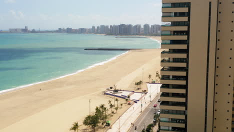 Vista-Aérea-Desde-El-Edificio-A-La-Playa,-Océano-Y-Avenida,-Fortaleza,-Ceara,-Brasil.