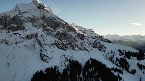 Fronalpstock-Suiza-Glarus-Alpes-Suizos-Vuelo-Lateral-Mostrar-Detalles-De-Montaña-Con-Fondo-Soleado