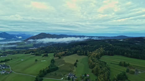 üppiger-Wald-Und-Abfallende-Berge-Unter-Einem-Wolkenverhangenen-Himmel