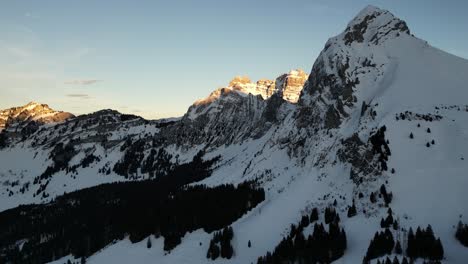 Fronalpstock-Schweiz-Glarus-Schweizer-Alpen-Surreale-Aussicht-Auf-Majestätische-Gipfel