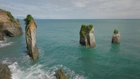 Formación-Rocosa-De-Tres-Hermanas-Formada-Por-La-Erosión-Del-Mar-En-Nueva-Zelanda