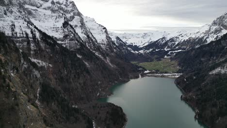 Klöntalersee-Suiza-Glarus-Hermoso-Lago-En-El-Valle-De-Los-Alpes