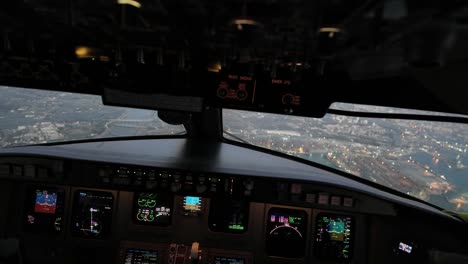 Piloten-POV-Luftaufnahme-Des-Hafens-Von-Valencia,-Spanien,-Bei-Nacht,-Aufgenommen-Aus-Einem-Flugzeug-Cockpit-Während-Des-Anflugs-Auf-Den-Flughafen
