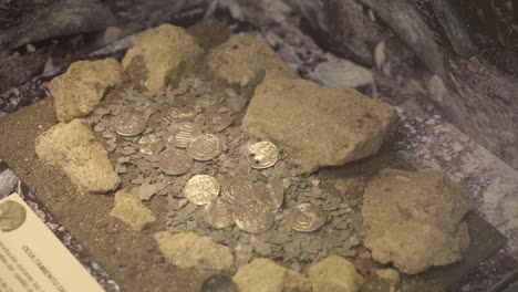 Antiguas-Monedas-Históricas-En-El-Museo-De-La-Iglesia-Subterránea-En-La-Iglesia-De-Santa-María-En-España