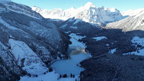 Obersee-Schweiz-Glarus-Antenne-Mit-Reflexion-Auf-Dem-Wasser