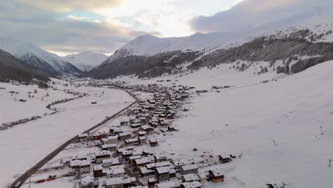 Atemberaubendes-Drohnenvideo-Der-Livigno-Alpen:-Schneegipfel,-Stadt-Und-Bergdorf,-Ideal-Für-Hochwertige-Winter--Und-Tourismuswerbung