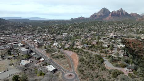 Centro-De-Sedona,-Arizona,-Con-Video-De-Drones-Moviéndose-En-Círculo