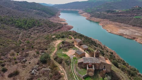 Rialb-Tower-Komplex-Und-Die-Umliegende-Landschaft,-Lleida-In-Spanien