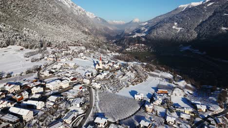 Kleines-Dorf-Im-Winter-Zwischen-Großen-Bergen-Mit-Schnee