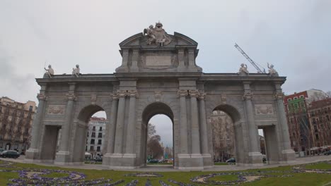 Dolly-Kamerafahrt-über-Die-Puerta-De-Alcala-In-Madrid,-Spanien