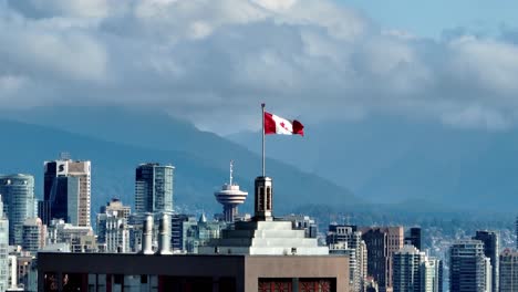 Bandera-Canadiense-En-La-Cima-De-Un-Edificio-Alto-En-El-Horizonte-Del-Centro-De-Vancouver