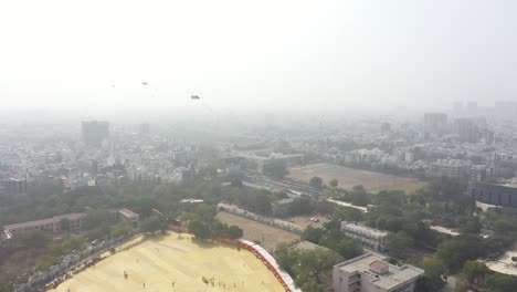 Rajkot-Kite-Festival-Luftbild-Drohne-Telefonkamera-Bewegt-Sich-Vorwärts,-Wo-Viele-Verschiedene-Arten-Von-Großen-Drachen-Fliegen