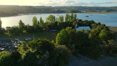 órbita-Aérea-Sobre-La-Isla-Aucar-Y-Su-Cementerio-Con-Iglesia,-Chiloé,-Chile,-Isla-De-Las-Almas-Navegantes