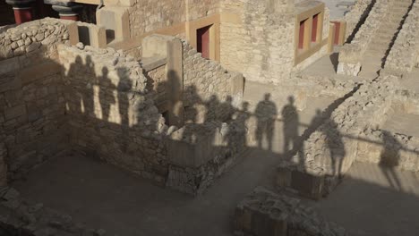 Silhouetten-Menschlicher-Schatten-An-Einer-Wand-In-Der-Archäologischen-Stätte-Von-Knossos,-Griechenland