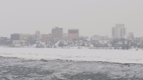 Wohngebäude-In-Anchorage,-Alaska-Bei-Bewölktem-Schneewetter