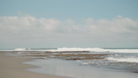 La-Union-Beach-in-the-Philippines-with-Ocean-Waves