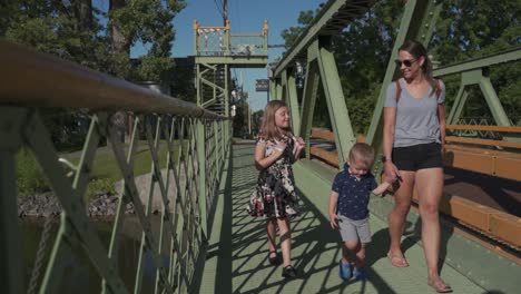 Madre-Soltera-Y-Niños-Cruzando-El-Puente-Del-Canal-Erie-En-Holly,-Nueva-York,-EE.UU.