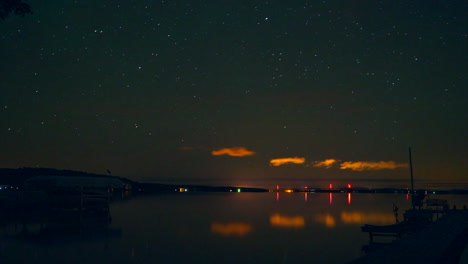 Burt-Lago-Norte-Arriba-Norte-Michigan-Noche-Lapso-De-Tiempo-Timelapse-Tarde-Nublado-Calma-Lago-Naranja-Luces-Movimiento-Muelles-Con-Barcos-Puerto-Manantiales-Petosky-Grandes-Lagos-Mackinaw-Todavía-Movimiento