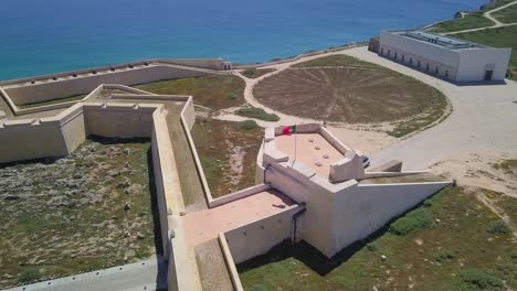 Burg-Neben-Dem-Meer-In-Sagres,-Portugal,-Algarve