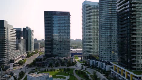 Sonne-Scheint-Durch-Glas-Eigentumswohnungsgebäude-Und-Stadtpark-Während-Morgensonnenaufgang