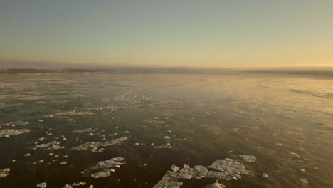 Vista-Aérea-Hacia-Atrás-Sobre-La-Calle-Congelada