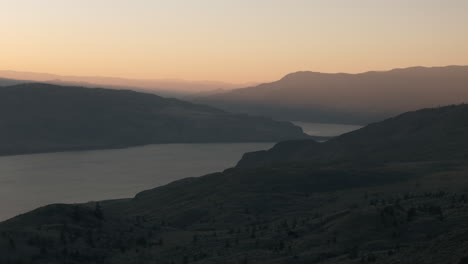 Oasis-En-El-Desierto:-Sobrevolando-El-Lago-Kamloops-Y-El-Paisaje.