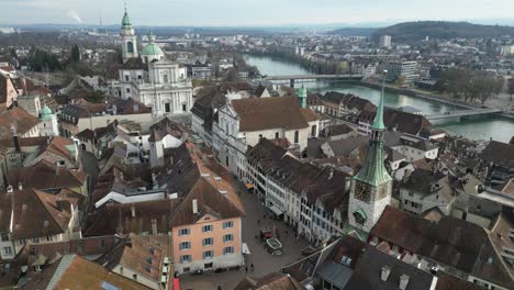 Solothurn,-Suiza,-Concurridas-Calles-Del-Centro-Con-Vistas-Al-Canal-Y-Al-Puente.