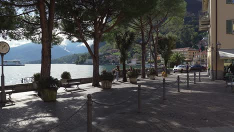 La-Gente-Toma-Fotos-Del-Lago-Como-Cuando-Visita-La-Ciudad-De-Menaggio.