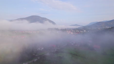 Fliegen-Durch-Wolken-In-Hohen-Bergen-Bei-Sonnenaufgang-In-Der-Stadt-Oxapampa,-Peru