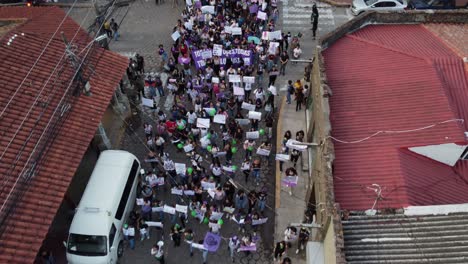 Mujeres-Marchan-Por-Reconocimiento-En-Santa-Cruz,-Bolivia-En-El-Día-De-La-Mujer